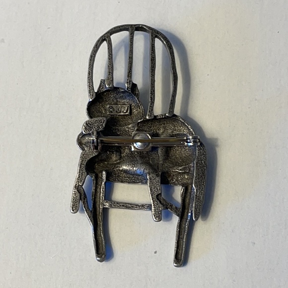 Vintage JJ Jonette Pewter Cat Brooch Smiling Cat Sitting on a Chair Silver Tone - Picture 2 of 6